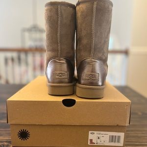 UGG short metallic- Sz 6
